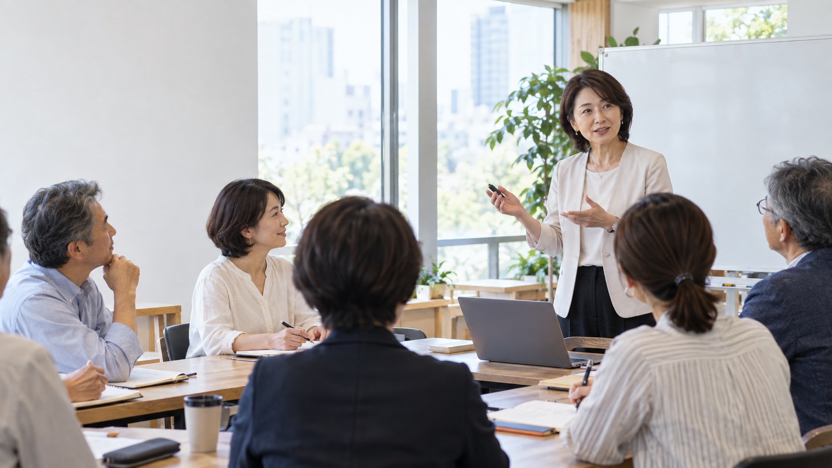 少人数のセミナーで受講者へ説明する講師