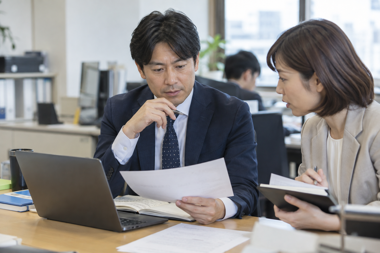 相談前の質問票と顧客情報を確認する日本人担当者