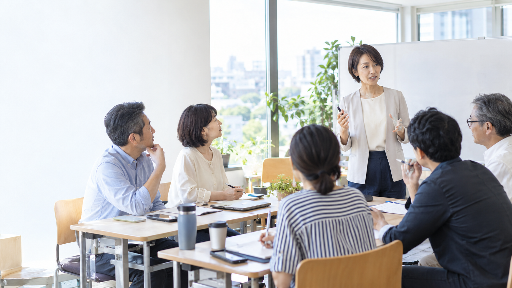 少人数のセミナーで参加者と対話する日本人主催者