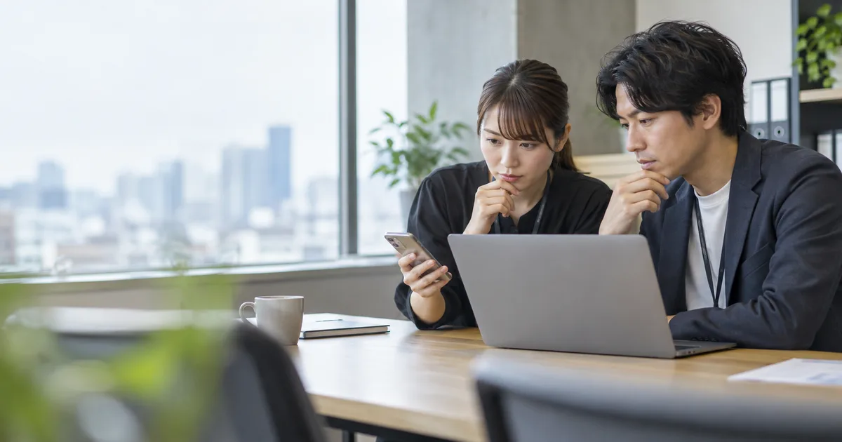 LINEで送るZoom参加リンクを二人で確認する運営担当者